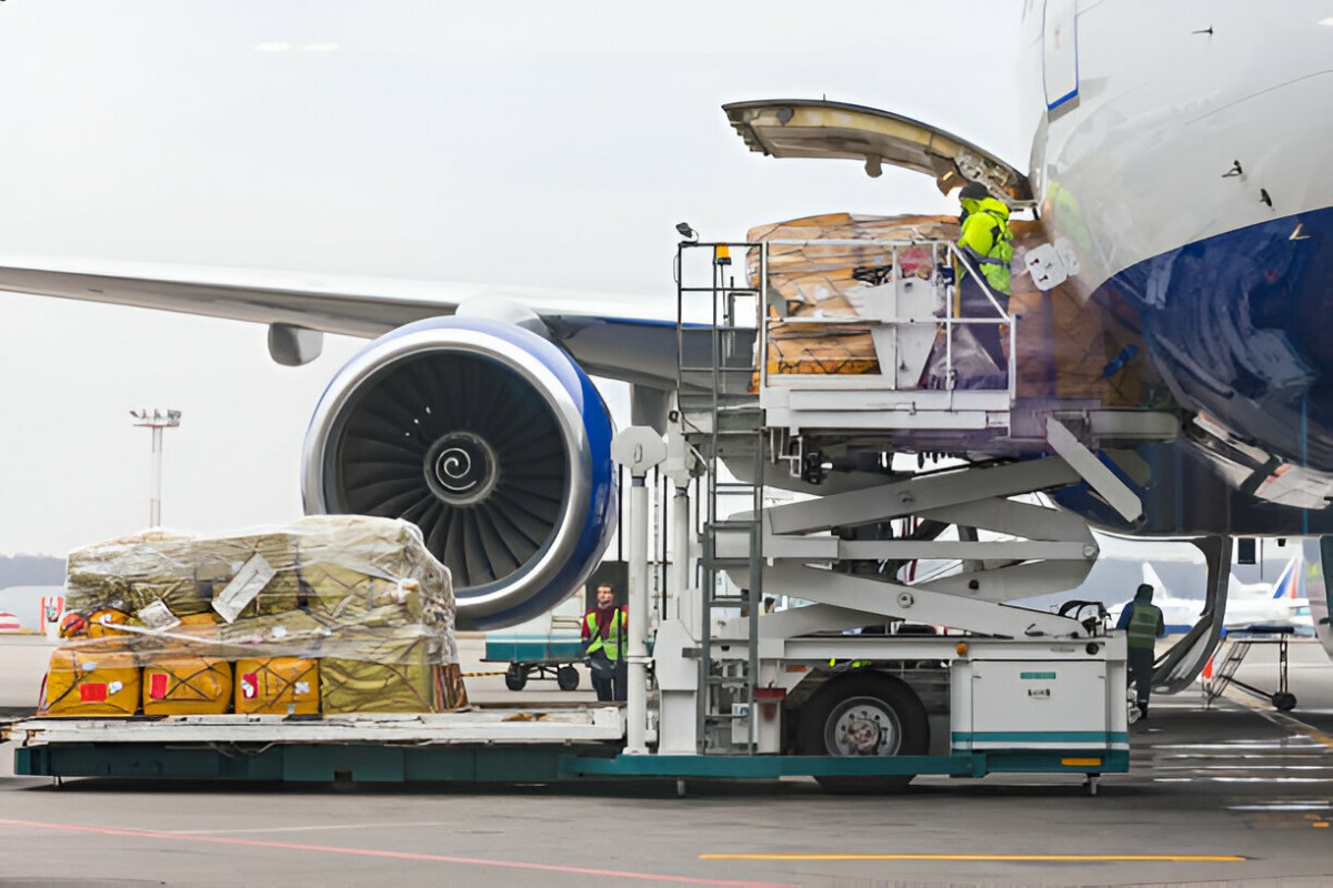 What are the benefits of using air freight service from UAE?