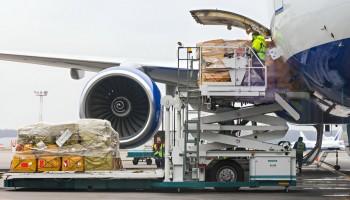 What are the benefits of using air freight service from UAE?
